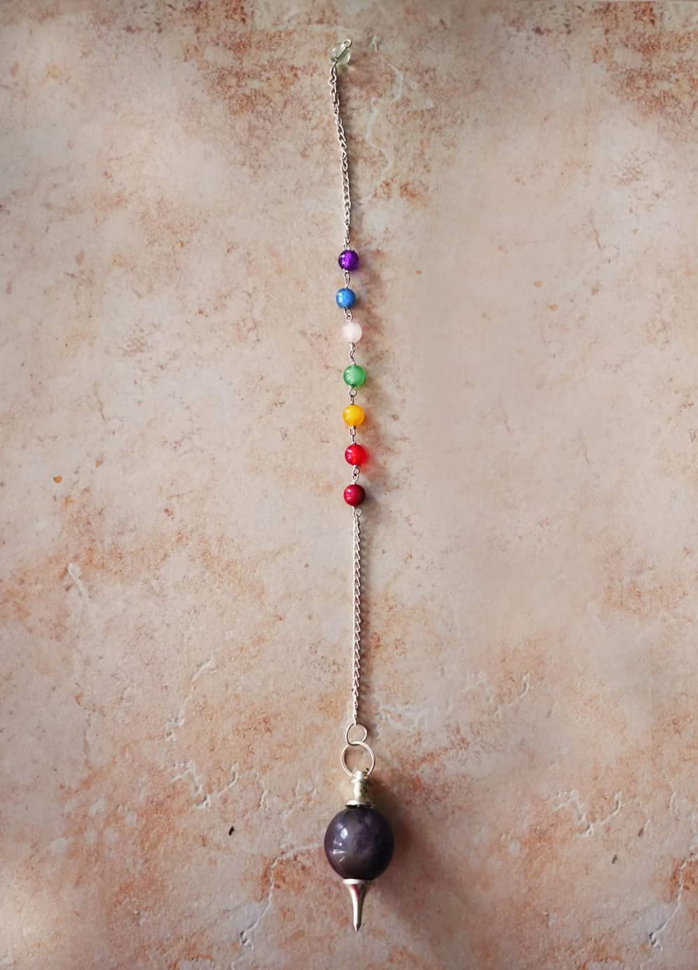 collier de pierres composé des 7 chakras qui tournent en harmonie